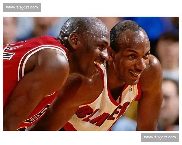 乔丹与德雷克斯勒巅峰对决背后的时代较量与王者之争在NBA历史碰撞 乔丹与德雷克斯勒巅峰对决背后的时代较量与王者之争在NBA历史碰撞
